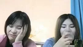 变态哥套路两个工厂妹子回家喝酒下药灌倒一块干苗条妹子药力不够醒来拼命反抗. [1:16:01]