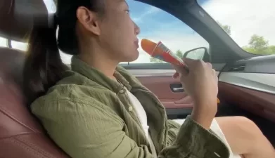 我坐在副驾看会书都不行  吃完冰 的就要吃我的 [04:12]