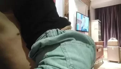 泡良神作 穿着牛仔裤的阿姨背着老公来赴约 已经一两个月没做爱今晚达到 [19:00]