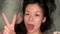 私拍露脸01年高颜值平面模特表面清纯内心淫荡主动穿上情趣丝袜衣服 [02:25]