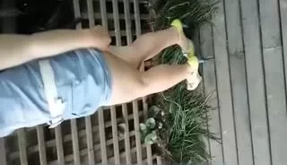 冷S私人定制VIP美女大学生景区露出自慰被路人发现吓尿了 [05:32]