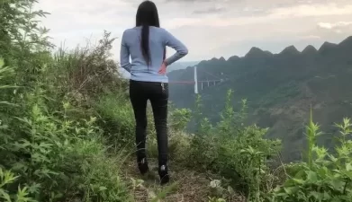 太牛了 在山顶做爱 一览众山小 哪里都是做爱的风景 [18:27]