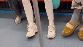 猎奇~年轻情侣地铁当众抠逼 扣完还闻一闻