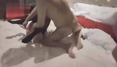 黑丝长腿舞蹈教室女友献给单男，捆绑深喉调教，玩具虐阴喷水