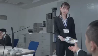 允儿转型员工晚上偷取资料被抓