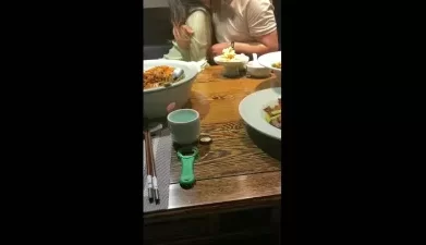 让媳妇穿着华伦天奴出来和单男吃饭 吃着就舌吻起来 太反差了 [14:22]