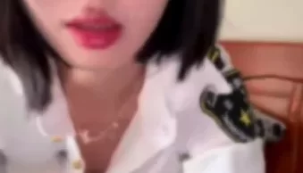 抖音网红高冷御姐 人设再再再次大崩塌，脸逼同框撕黑丝...