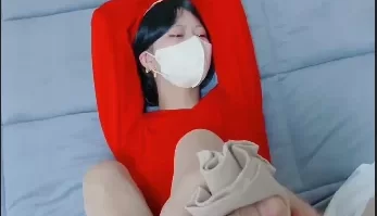 【软软兔】身材苗条的肉丝大奶萝莉,_做错事被主人处罚，...