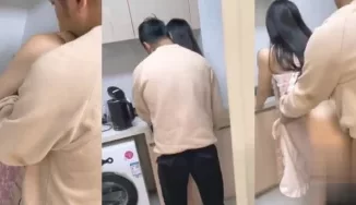 老婆在吃饭被朋友从饭桌上硬拉下去 吃鲍鱼啪啪啪 [16:58]