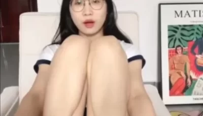 [转载搬运] 极品眼镜妹兼职一对一裸聊被录屏,各种诱惑自慰模拟足交 [1V+1.28G][百度盘]