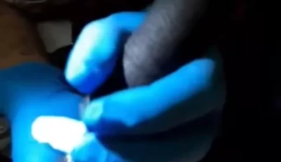 [转载搬运] 猎奇 鸡巴纹身真实秘密过程曝光！女纹身师需时不时给客人口交 确保鸡巴在坚硬挺状态 [2v+300m][磁力链接]